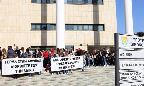 Στους δρόμους και έξω από το Προεδρικό οι χαμηλόμισθοι του Δημοσίου thumb