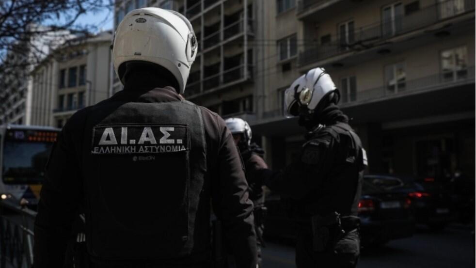 Σοκ: Διακοπή αγώνα στην Ελλάδα λόγω πυροβολισμών από τις εξέδρες thumb