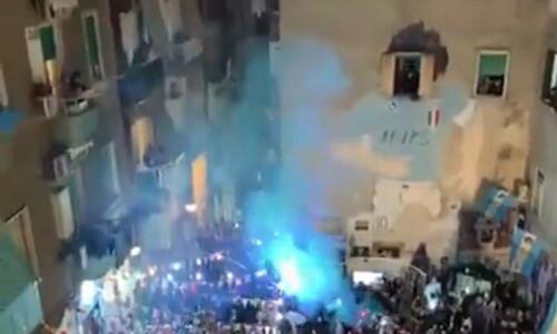 Ανατριχιαστική στιγμή: Πήγαν στο μνημείο και φώναζαν για τον Μαραντόνα! (Βίντεο) thumb