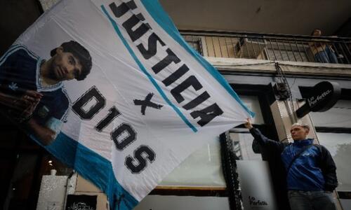 Άρχισε η δίκη για το θάνατο του Μαραντόνα, σοκ με φωτογραφία που έδειξε ο εισαγγελέας thumb
