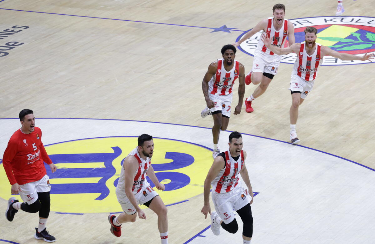 ΒΙΝΤΕΟ: Το απίθανο τρίποντο νίκης του Σλούκα με απίθανο speaker! thumb