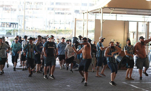 Οι οπαδοί προσπάθησαν να επιτεθούν και στους παίκτες στο πάρκινγκ thumb