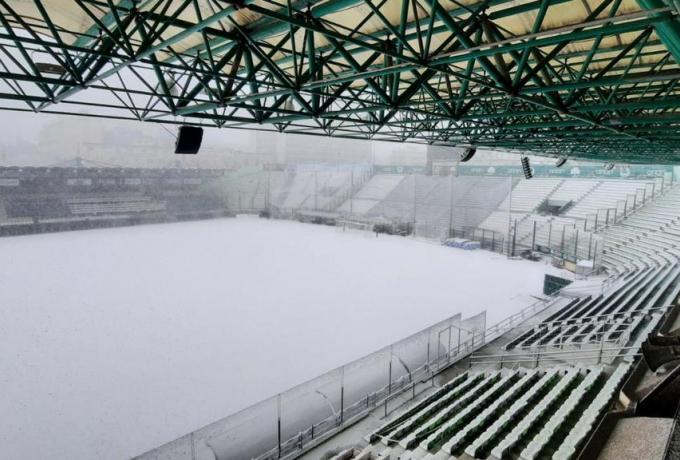 Ζημιές στο στέγαστρο της Λεωφόρου από το βάρος του χιονιού thumb