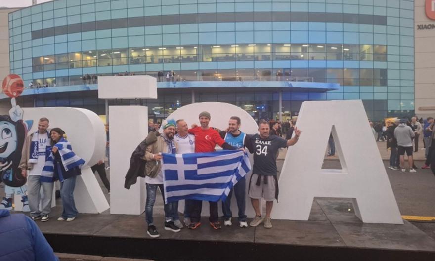 Έλληνες και Τούρκοι μαζί στη fan zone πριν τον σπουδαίο ημιτελικό! thumb