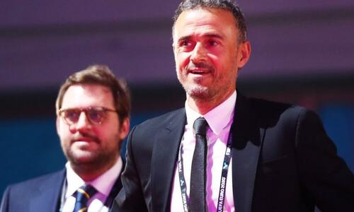 Κλείστηκε στο ασανσέρ για μία ώρα και έφτασε με καθυστέρηση στο γήπεδο! thumb