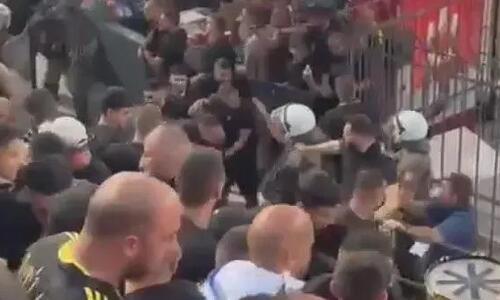 Βίντεο: Ξύλο με την Αστυνομία στην Ελλάδα! thumb