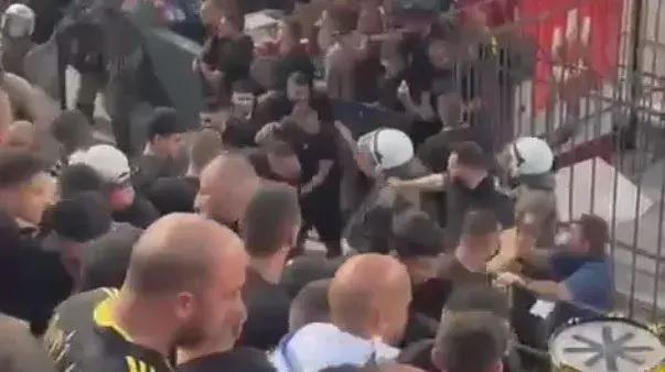 Βίντεο: Ξύλο με την Αστυνομία στην Ελλάδα! thumb