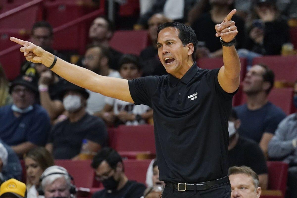 NBA: Αναβλήθηκε το Σπερς - Χιτ, τζάμπα έτρεχε ο Άρικ Χόλμαν στο Σαν Αντόνιο thumb
