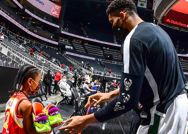 O Giannis χάρισε τα παπούτσια σε ένα τυχερό πιτσιρίκι (pics) thumb