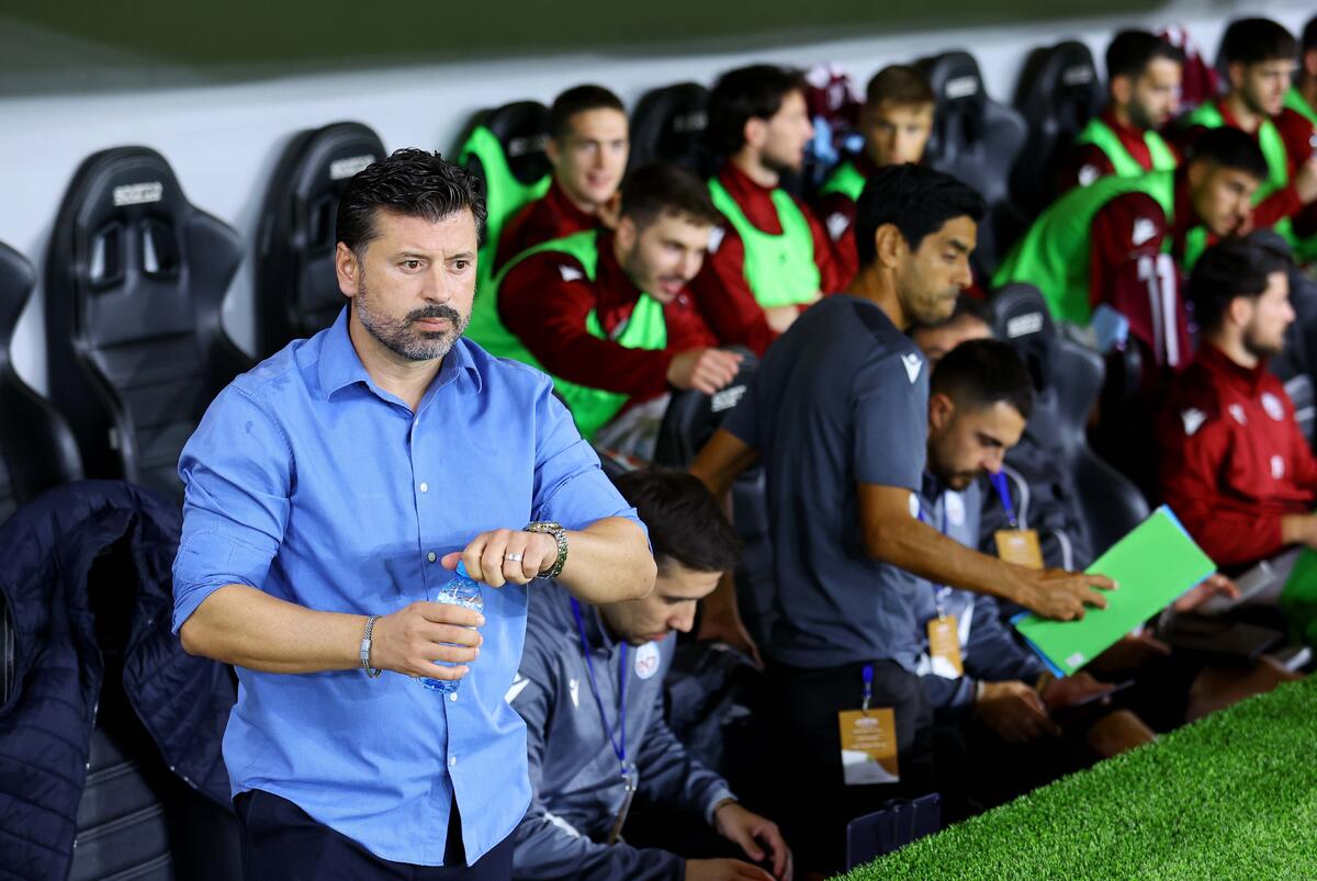 Σπόντες από Φανγκέιρο: «Έχω αντιληφθεί ότι δεχόμαστε εύκολα κάρτες» thumb