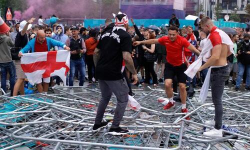 Ποινή κεκλεισμένων των θυρών στην Αγγλία για τα επεισόδια στον τελικό του Euro thumb