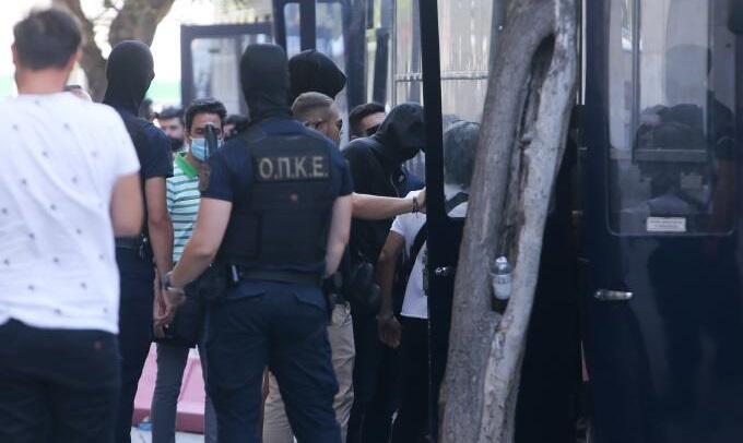 Nέα Φιλαδέλφεια: Κατηγορούμενοι για 4 κακουργήματα και 7 πλημμελήματα οι 104 χούλιγκανς thumb