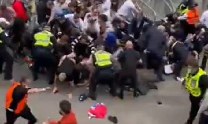 Οπαδοί χωρίς εισιτήριο έκαναν «ντου» για να μπουν στο Wembley (vid) thumb