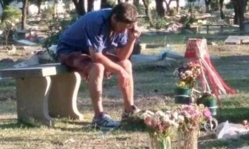 Δεν είναι απλά ποδόσφαιρο: ένας πατέρας πάνω από τον τάφο του γιου του συγκλονίζει thumb