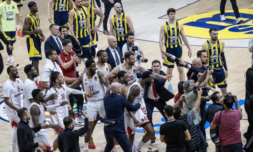 Χαμός: Οπαδοί μπούκαραν στο παρκέ και τα έβαλαν με τους παίκτες! thumb