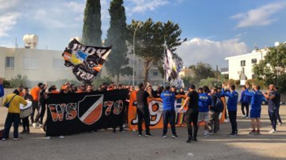 Οι οργανωμένοι οπαδοί του ΑΠΟΕΛ ζήτησαν τη νίκη (pics) thumb