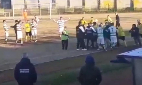 Video: Τραγικά πράγματα, αγριος ξυλοδαρμός ποδοσφαιριστών στην Ελλάδα thumb