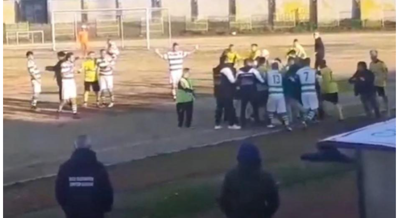 Video: Τραγικά πράγματα, αγριος ξυλοδαρμός ποδοσφαιριστών στην Ελλάδα thumb