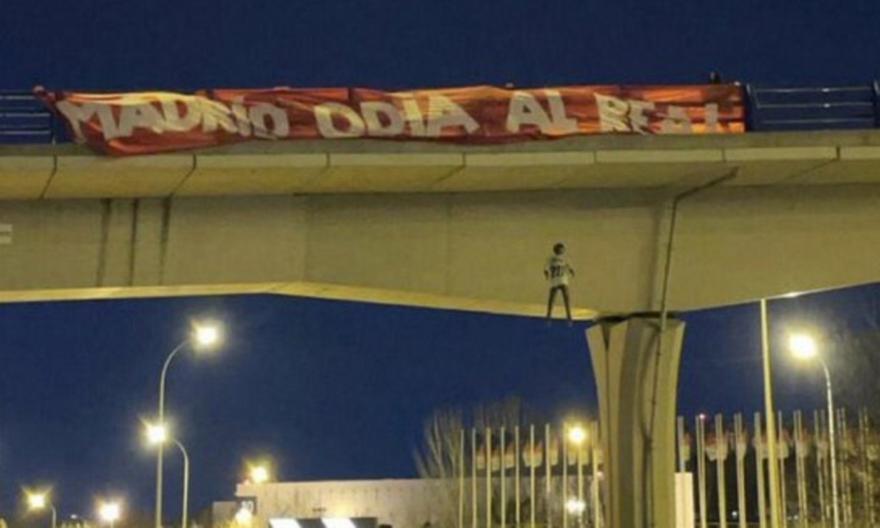 Αδιανόητο: Κρέμασαν από γέφυρα ομοίωμα κούκλας του Βινίσιους thumb