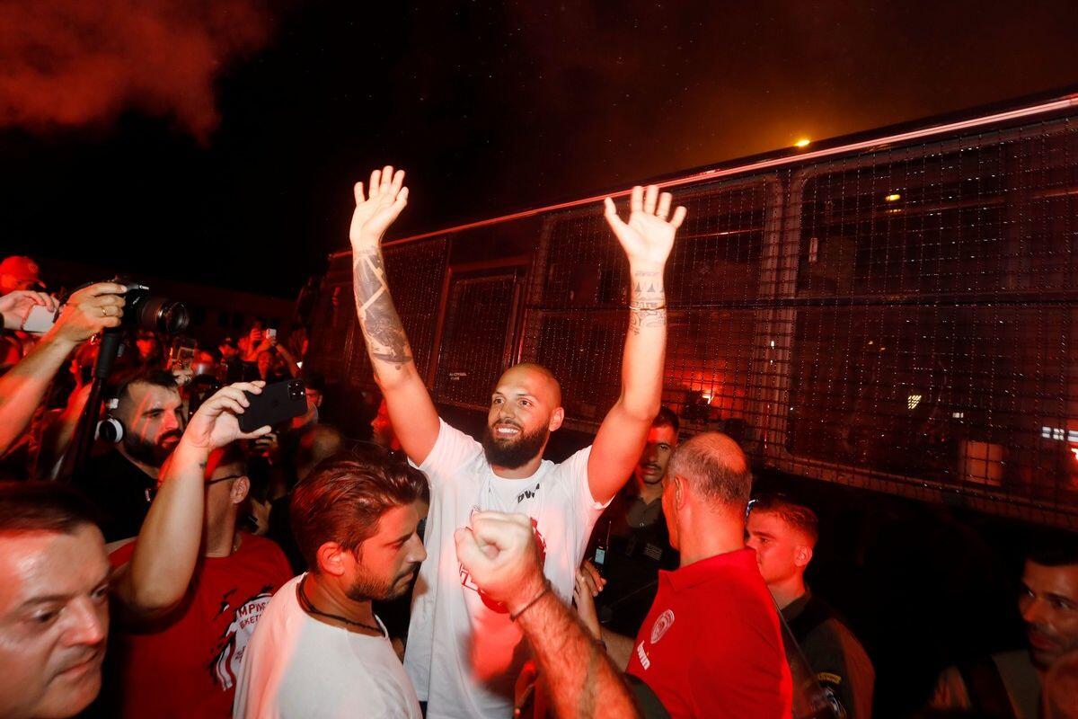 Χαμός για το «μπαμ» του Ολυμπιακού στο αεροδρόμιο! thumb