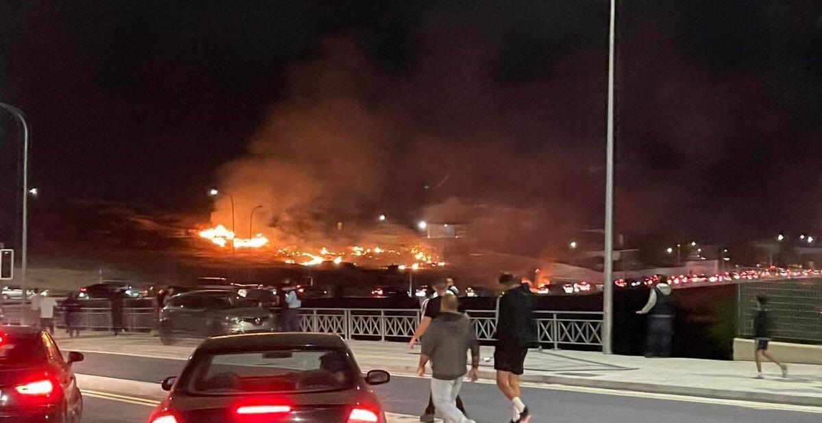 Βίντεο-Φώτογραφίες ST: Φωτιές έξω από το «Άλφα Μέγα» μετά το Απόλλων - ΑΠΟΕΛ! thumb