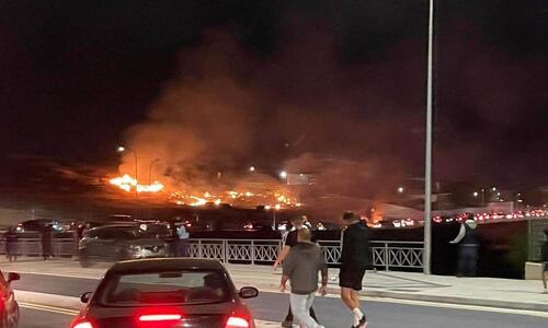 Βίντεο-Φώτογραφίες ST: Φωτιές έξω από το «Άλφα Μέγα» μετά το Απόλλων - ΑΠΟΕΛ! thumb