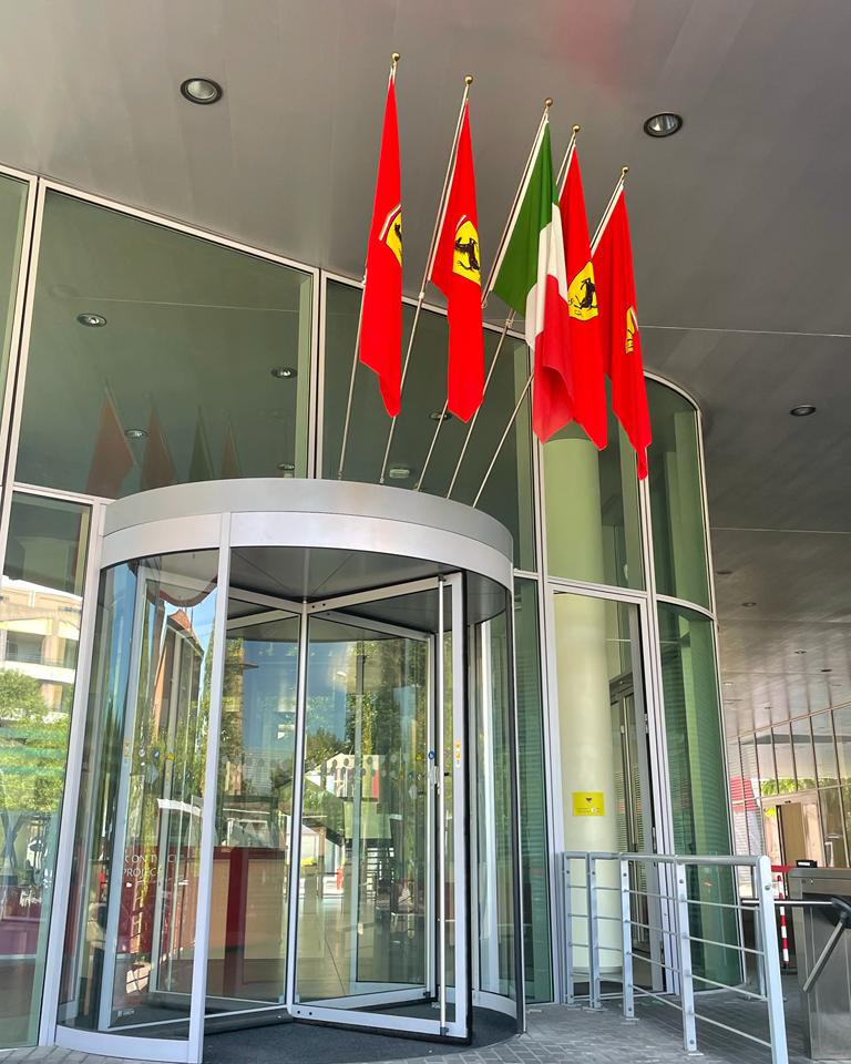 F1: Έτσι μπαίνει στο Μαρανέλο μία σημαία της Ferrari μετά από κάθε νίκη (video) thumb