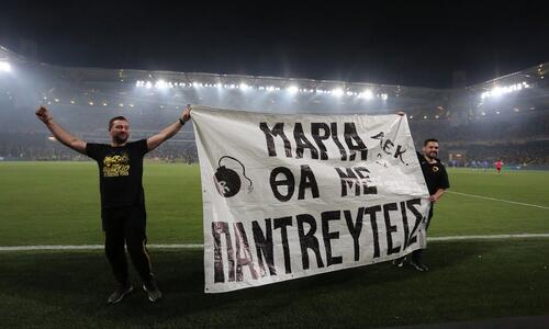 Πρόταση γάμου στην OPAP Arena στο ημίχρονο του ΑΕΚ - Ιωνικός thumb