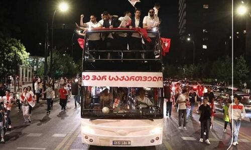 Σαν να το σήκωσαν: Υποδοχή ηρώων για τους Γεωργιανούς στην Τιφλίδα! thumb