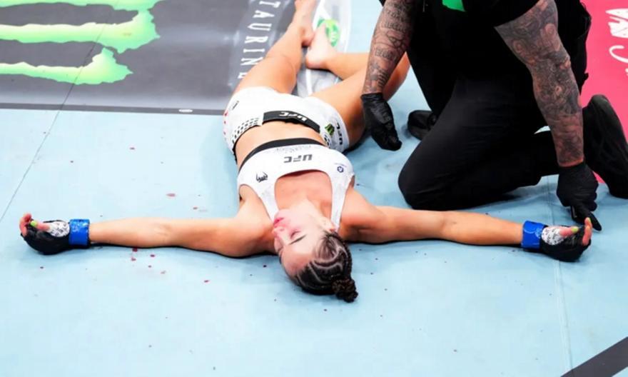 Σοκ στο UFC: Ένα νοκ-άουτ και μια δολοφονική λαβή άφησαν αναίσθητη αθλήτρια στο ρινγκ! thumb
