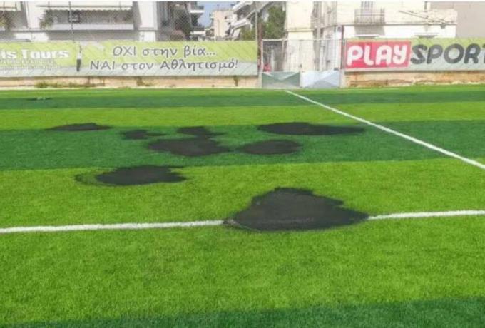 Έκαψαν γήπεδο στην Πάτρα με βεγγαλικά στην Ανάσταση! thumb