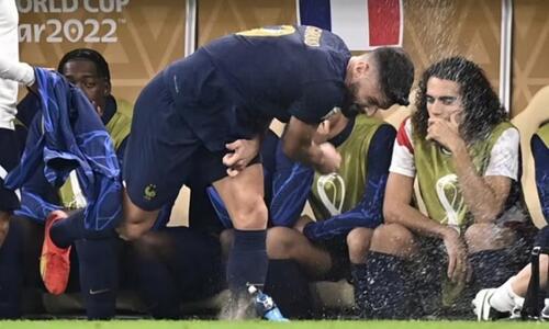 ΦΩΤΟ: Εκνευρίστηκε για την αλλαγή και πέταξε μπουκάλι στον πάγκο ο Ζιρού! thumb