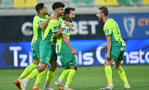 ΑΕΚ - ΑΠΟΕΛ 3-0: «Καθάρισε» με... σβηστές μηχανές και βλέπει ρεβάνς  thumb
