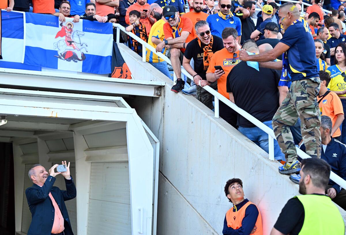 Τι ζήτησε οπαδός του ΑΠΟΕΛ και ανάγκασε τον Πρόδρομο Πετρίδη να τον... φωτογραφήσει; thumb