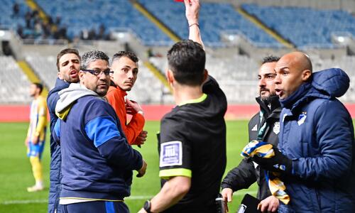 Ένταση στο ημίχρονο και αποβολή παίκτη του ΑΠΟΕΛ thumb