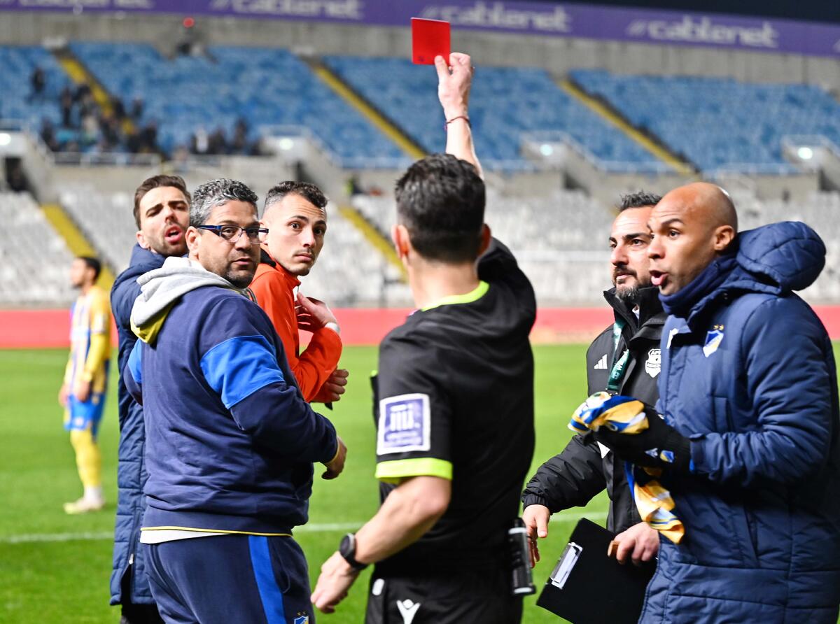 Ένταση στο ημίχρονο και αποβολή παίκτη του ΑΠΟΕΛ thumb