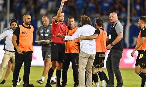 Ανόρθωση-ΑΠΟΕΛ: Οι φωτογραφίες της έντασης!  thumb
