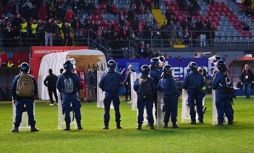 Μπούκαραν στον αγωνιστικό χώρο, παρέμβαση Αστυνομίας thumb