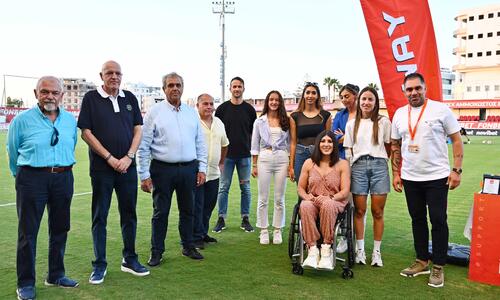 Βράβευσε Ολυμπιονίκες και Παραολυμπιονίκες πριν τον αγώνα (ΦΩΤΟΣ) thumb