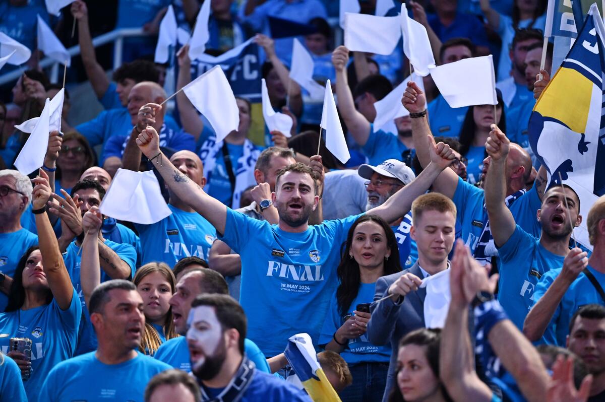 Πέντε λεωφορεία και λιγότερο από 100 για το sold out!  thumb