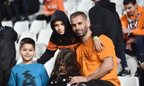 ΑΠΟΕΛ-Ολυμπιακός: Με κοντομάνικο και γυαλί ηλίου! thumb