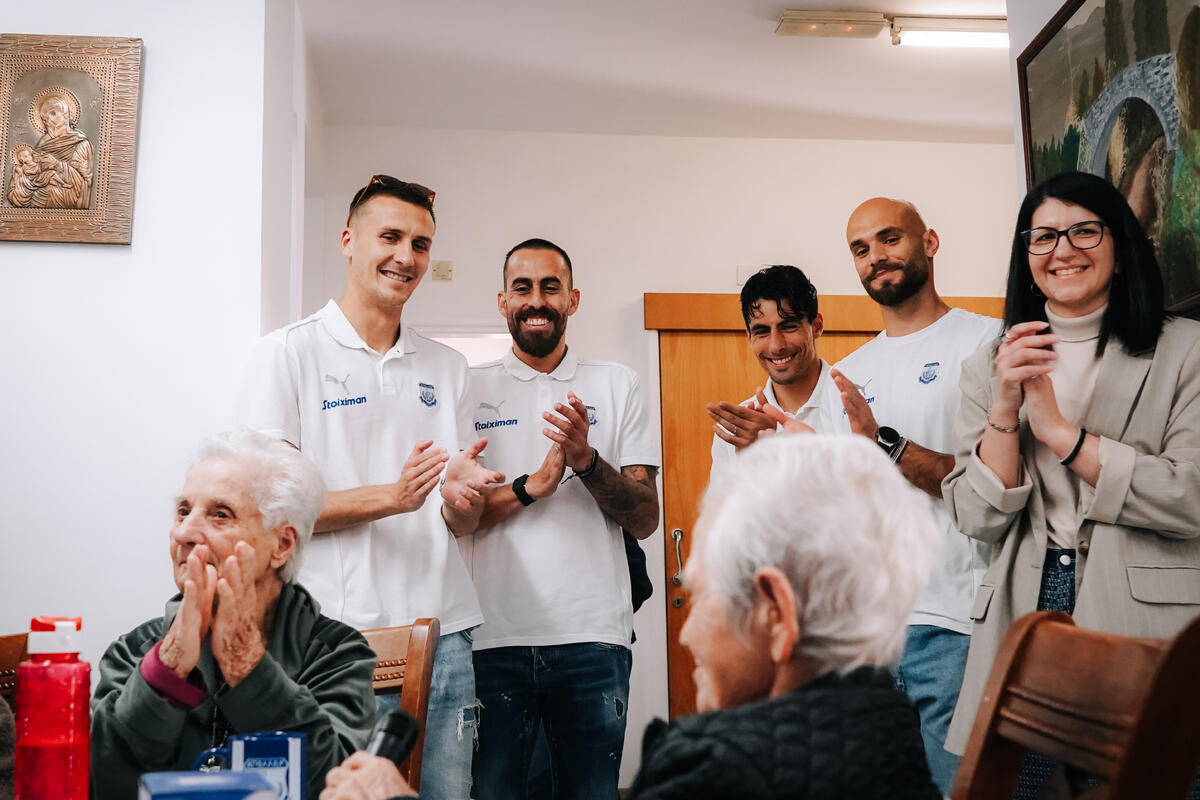 Παραδοσιακά εδέσματα από ποδοσφαιριστές του Απόλλωνα στο Αλεξάνδρειο Μέλαθρο γηροκομείο thumb