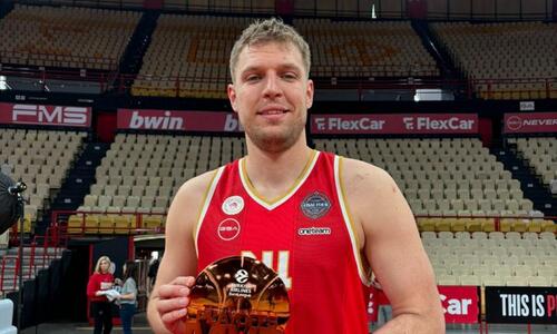 Παρέλαβε το βραβείο του MVP των playoffs της Ευρωλίγκας ο Βεζένκοφ thumb