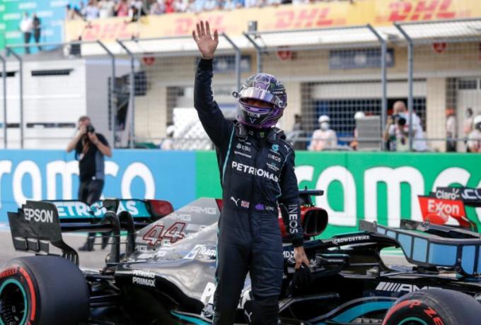 Mercedes: «Η νίκη χάθηκε όταν η Red Bull μπήκε νωρίς στα pit» thumb