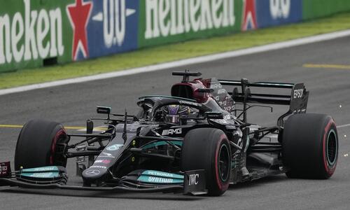 Η Mercedes ισχυρίζεται ότι ο Φερστάπεν «πείραξε» την πτέρυγα της W12 του Χάμιλτον thumb