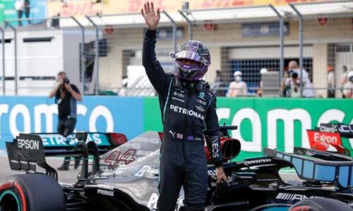 Mercedes: «Η νίκη χάθηκε όταν η Red Bull μπήκε νωρίς στα pit» thumb