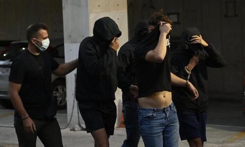 Η στιγμή που οι συλληφθέντες οπαδοί της Ντινάμο οδηγούνται στη ΓΑΔΑ thumb