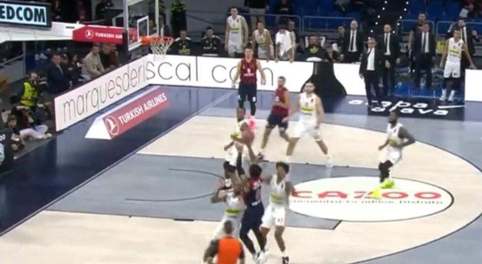Το ασύλληπτο buzzer-beater τρίποντο στο... κλείσιμο της αγωνιστικής! (ΒΙΝΤΕΟ) thumb
