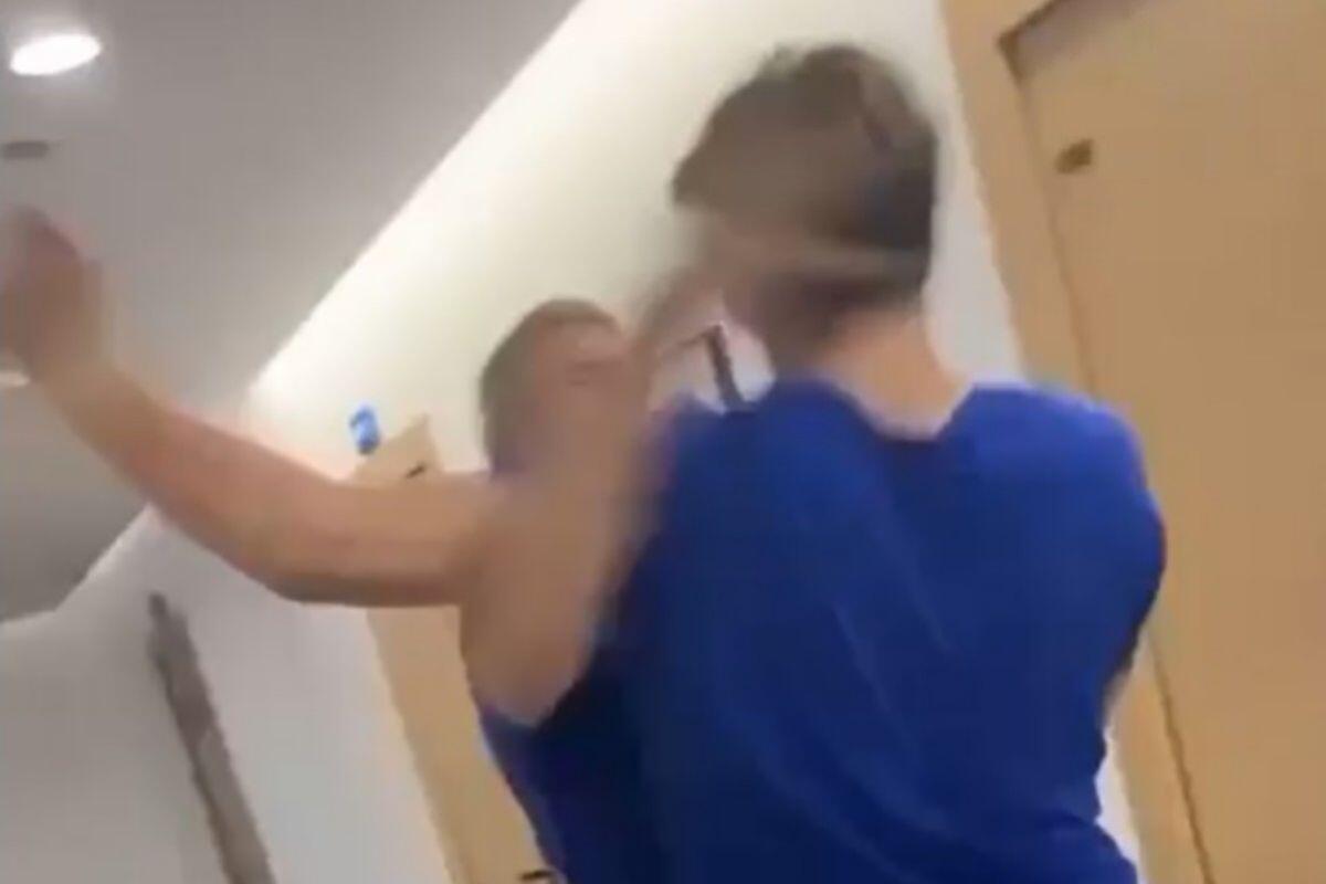 Απίστευτο ξύλο ανάμεσα σε δύο συμπαίκτες! thumb