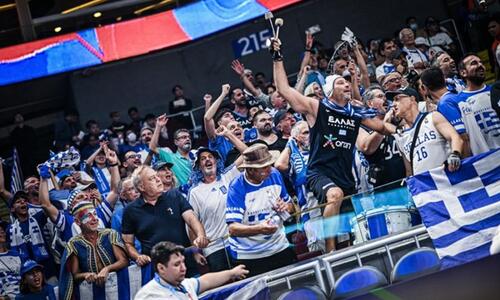 Αποθέωσε την Ελλάδα ο κόσμος παρά την ήττα-αποκλεισμό thumb